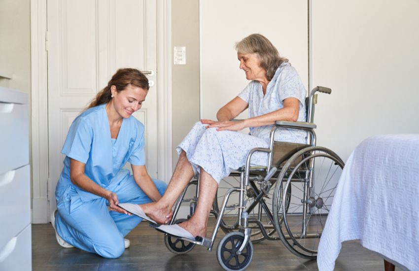 Support worker help old women